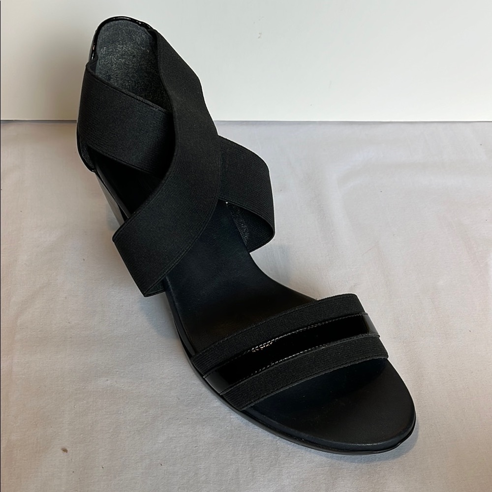 Munro Sleek Black Patent Sandals with Elastic Strap and Low Heel Size 7